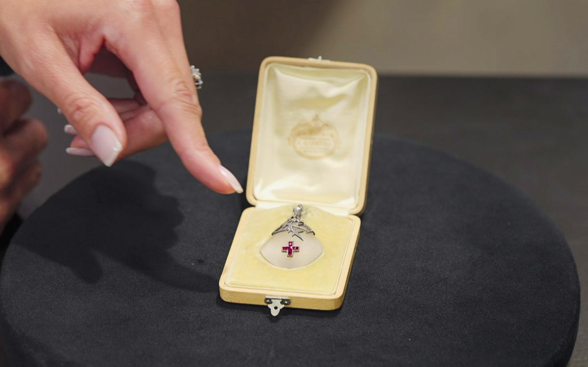 Smycket i Fabergé-asken väckte smyckesexpertens intresse. Kanske är det programmets höjdpunkt. Foto: SVT.