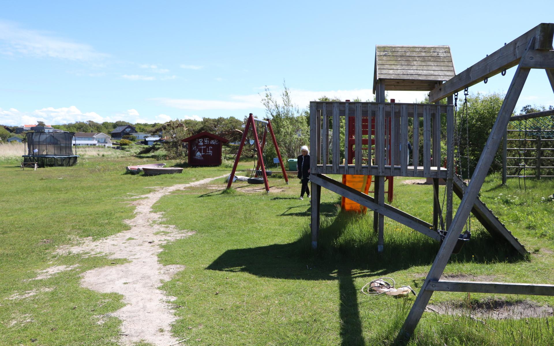 I Tösaviken finns en samlingsplats för boende i området där stora som små barn leker. 