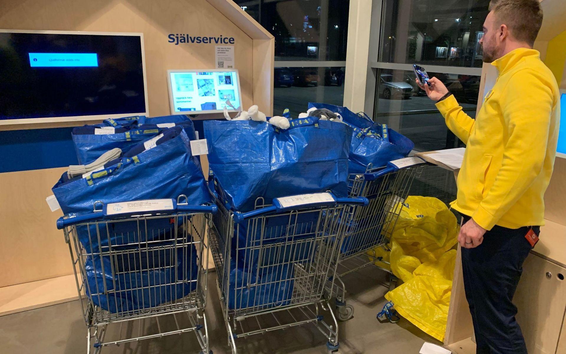 Axel Larsson från Göteborg åkte till Ikea i Kållered för att köpa gåvor till krigsdrabbade, då beslutade sig personalen i varuhuset för att i stället skänka gåvor.