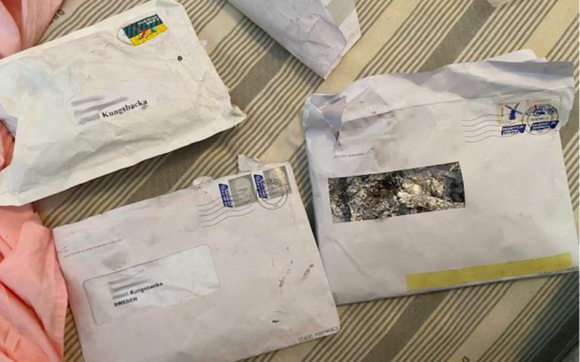 Vid husrannsakan hittades liknande, men tomma, brev som Tullverket beslagtog på Arlanda flygplats.
