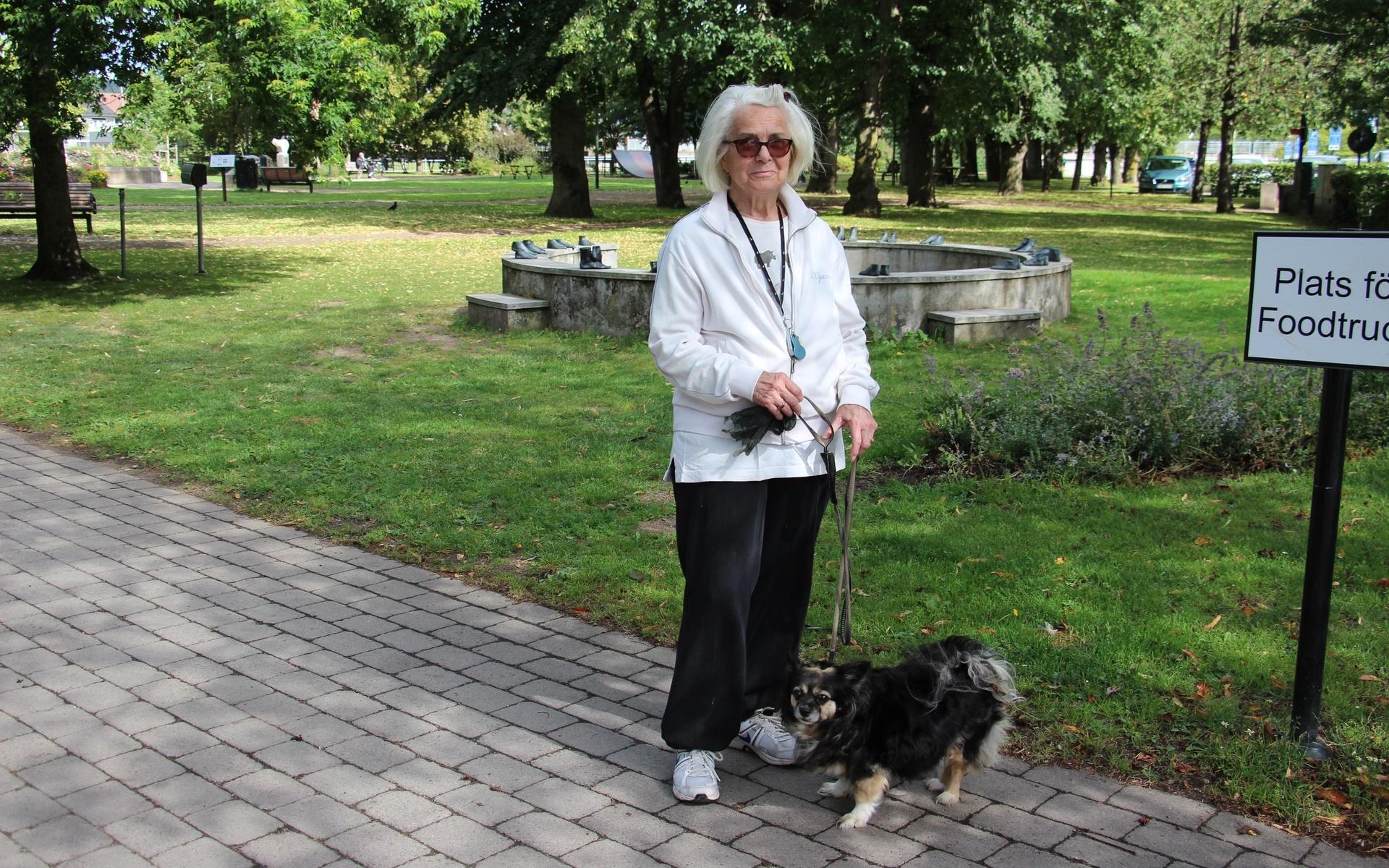 Sonja Häll, 83, promenerar vid Badhusparken med hunden Muffin. Hon minns tiden när plastpåsar precis hade kommit till butikerna: ”Jag tyckte det var vansinnigt redan då”, säger hon. 
