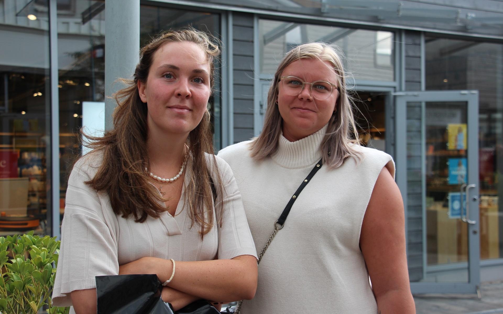 Från vänster: Malin Larsson, 24, och Sandra Karlsson, 24, är båda noga med att återvinna de papperspåsar de köper i butik. ”Jag brukar ta med mig en egen korg när jag ska handla” säger Sandra Karlsson.