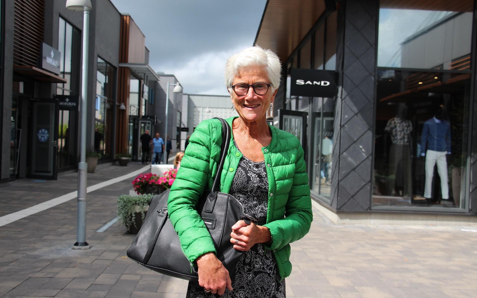 Karin Johansson, 73, brukar alltid ha med sig en påse eller väska när hon handlar. Idag har hon med sig en större skinnväska till Hede. ”Alla måste hjälpa till med sitt”, säger hon.