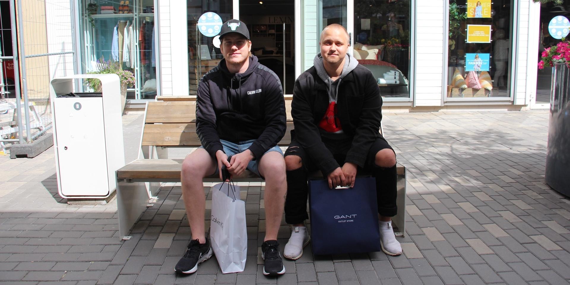 André Björlin, 24 ( i keps) köper alltid påse när han handlar medan Jacob Helin, 22, brukar ha flergångskasse.