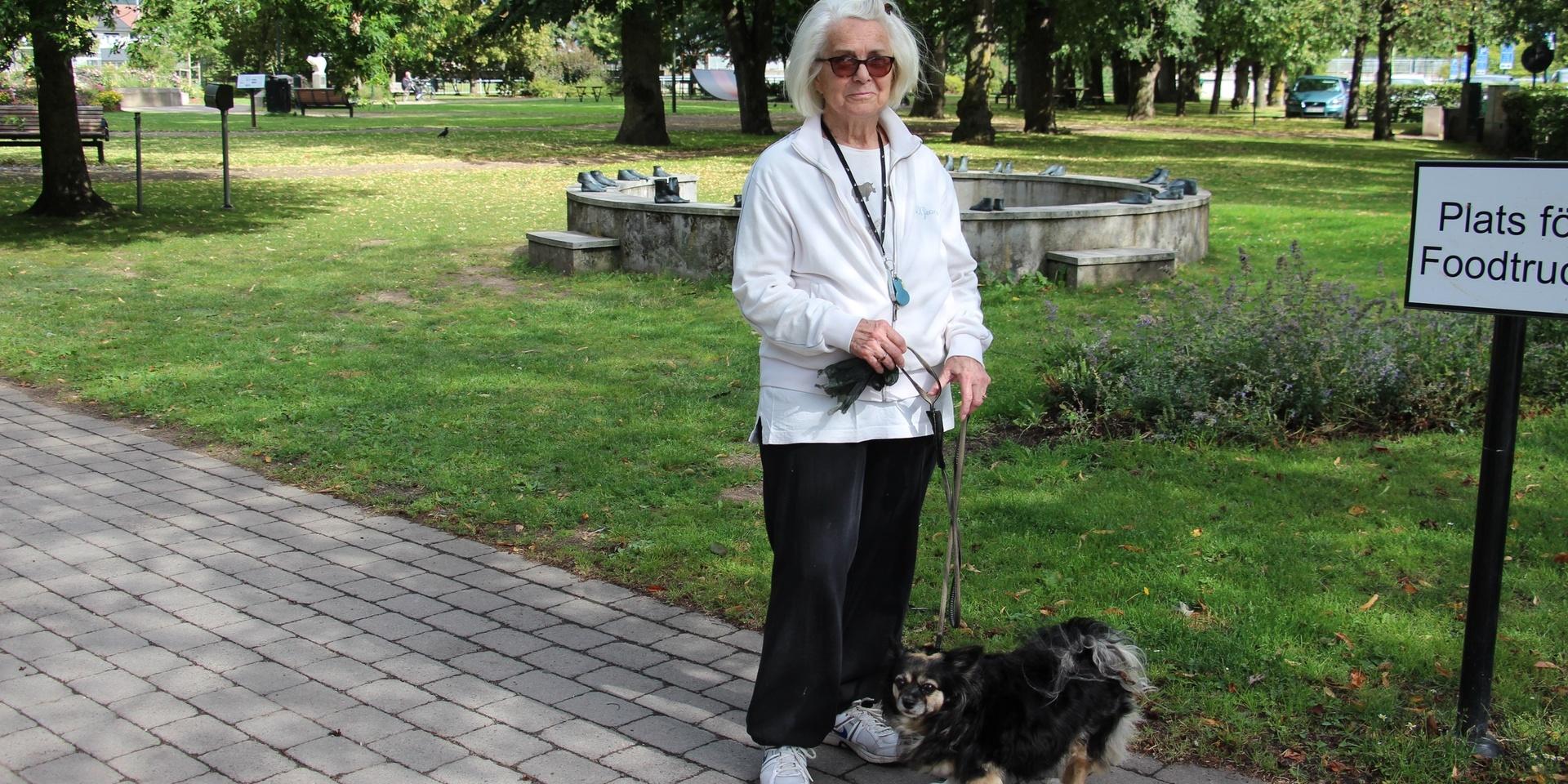 Sonja Häll, 83, med hunden Muffin.