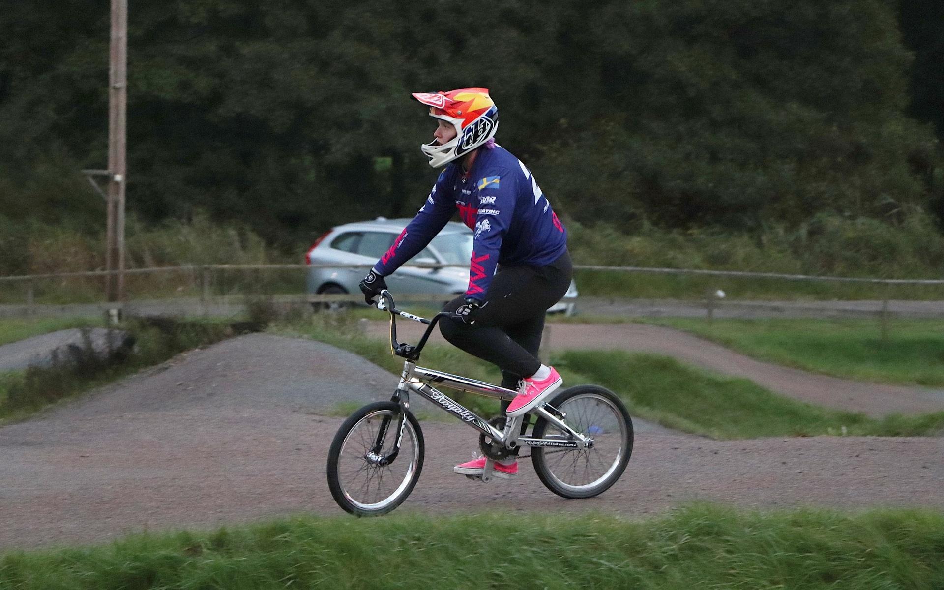 Helena Sund har cyklat sedan hon var fyra år och älskar adrenalinet som pumpar på banan.