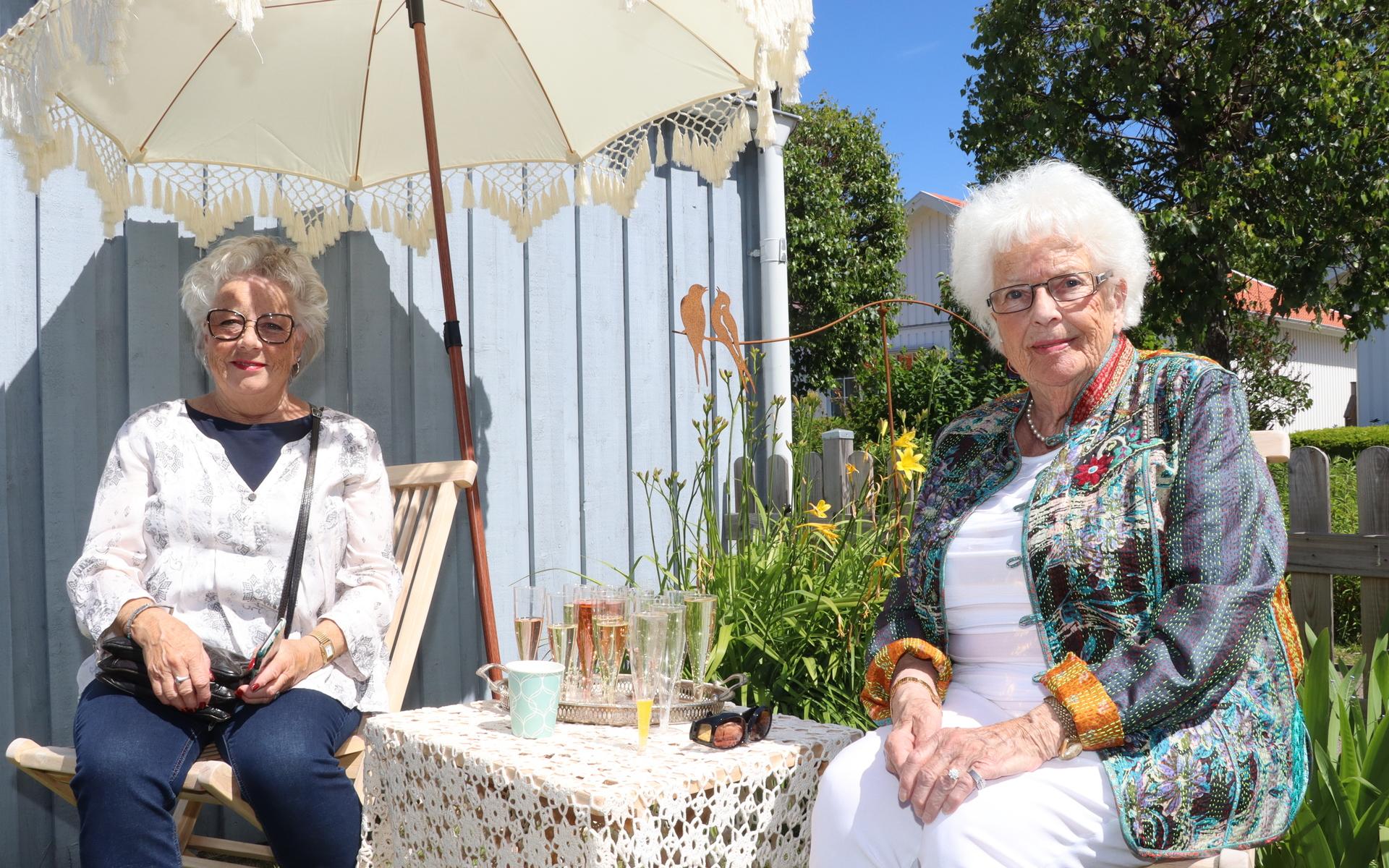 I ett lummigt hörn av trädgården satt Irene Jönsson och Sonja Svensson, mormor respektive farmor till Cecilia, och pustade ut från minglandet. 