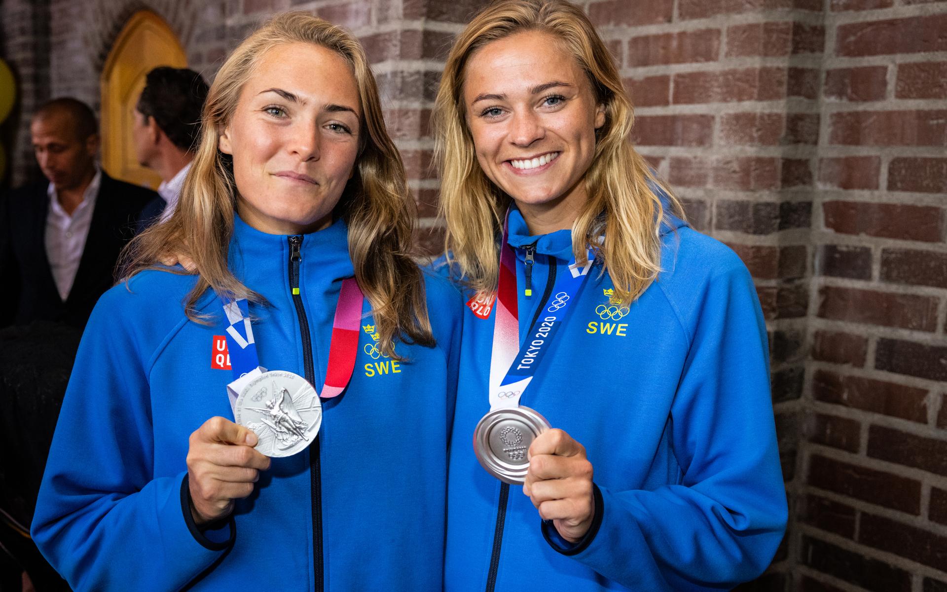 Magdalena Eriksson och Fridolina Rolfö med OS-silvret. 