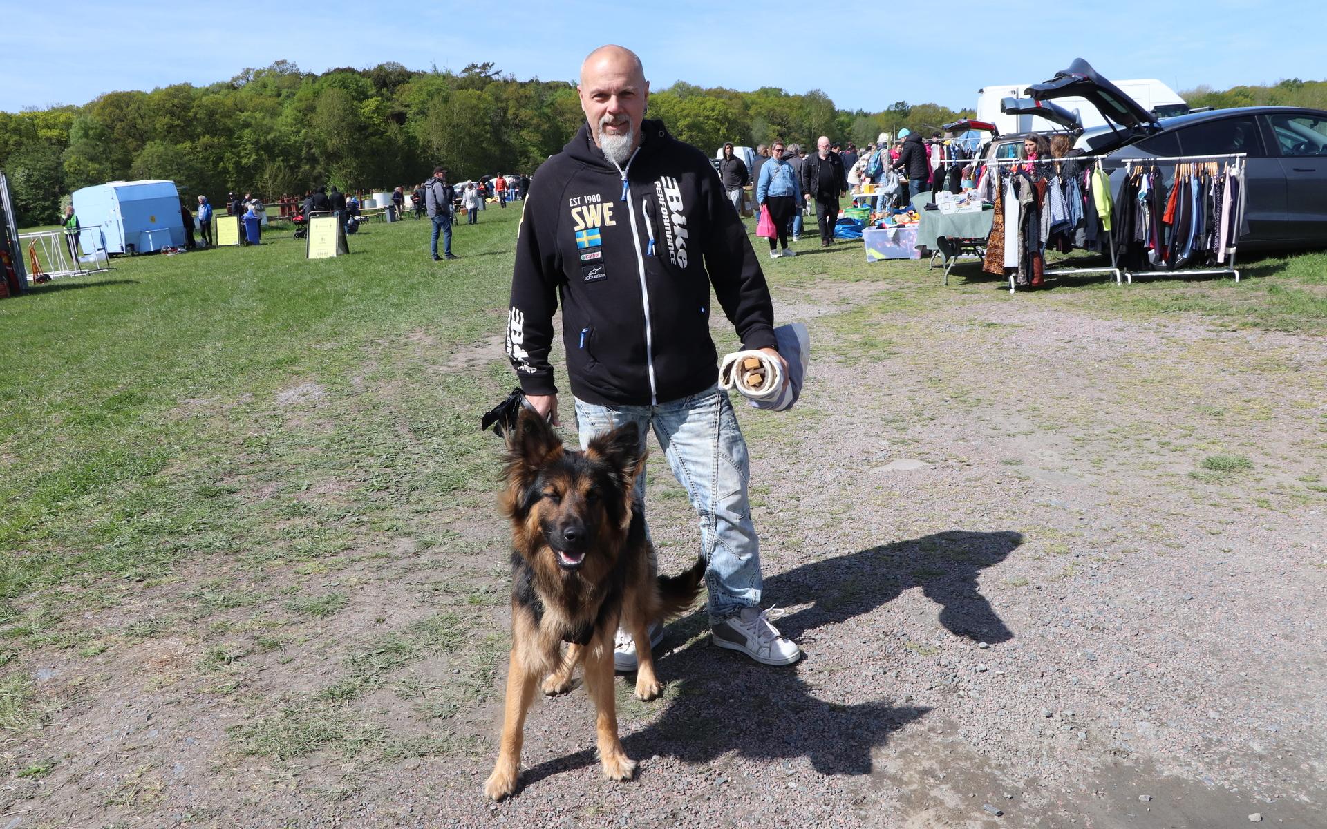 Mikael Andersson med hunden Enzo.