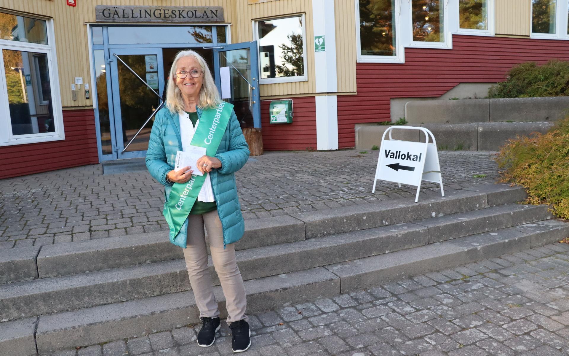Inga-Lill Kihlberg från Gällinge har delat ut valsedlar i flera val tidigare. Hon gillar att prata med folk.