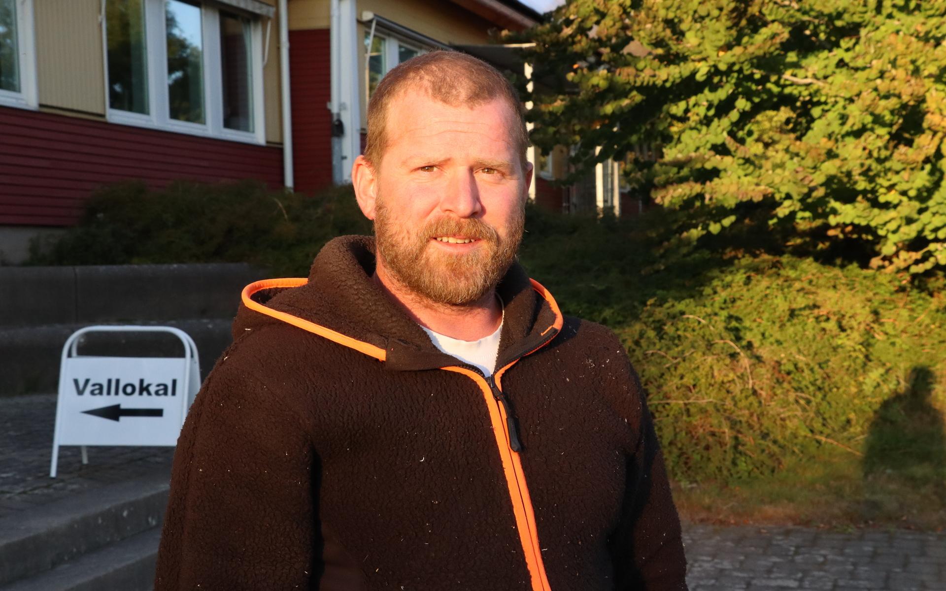 Jonas Eriksson var en av de sista in i vallokalen i Gällinge. Han tycker att det var både rörigt och smidigt.