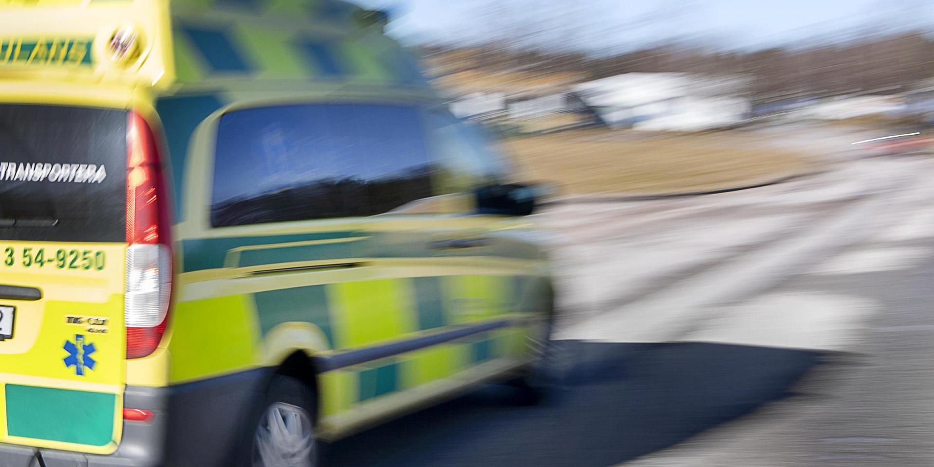 Av okänd anledning körde en bil in i en mur i Fjärås på tisdagen. Ambulans, räddningstjänst och polis skickades till platsen. OBS: Genrebild. 
