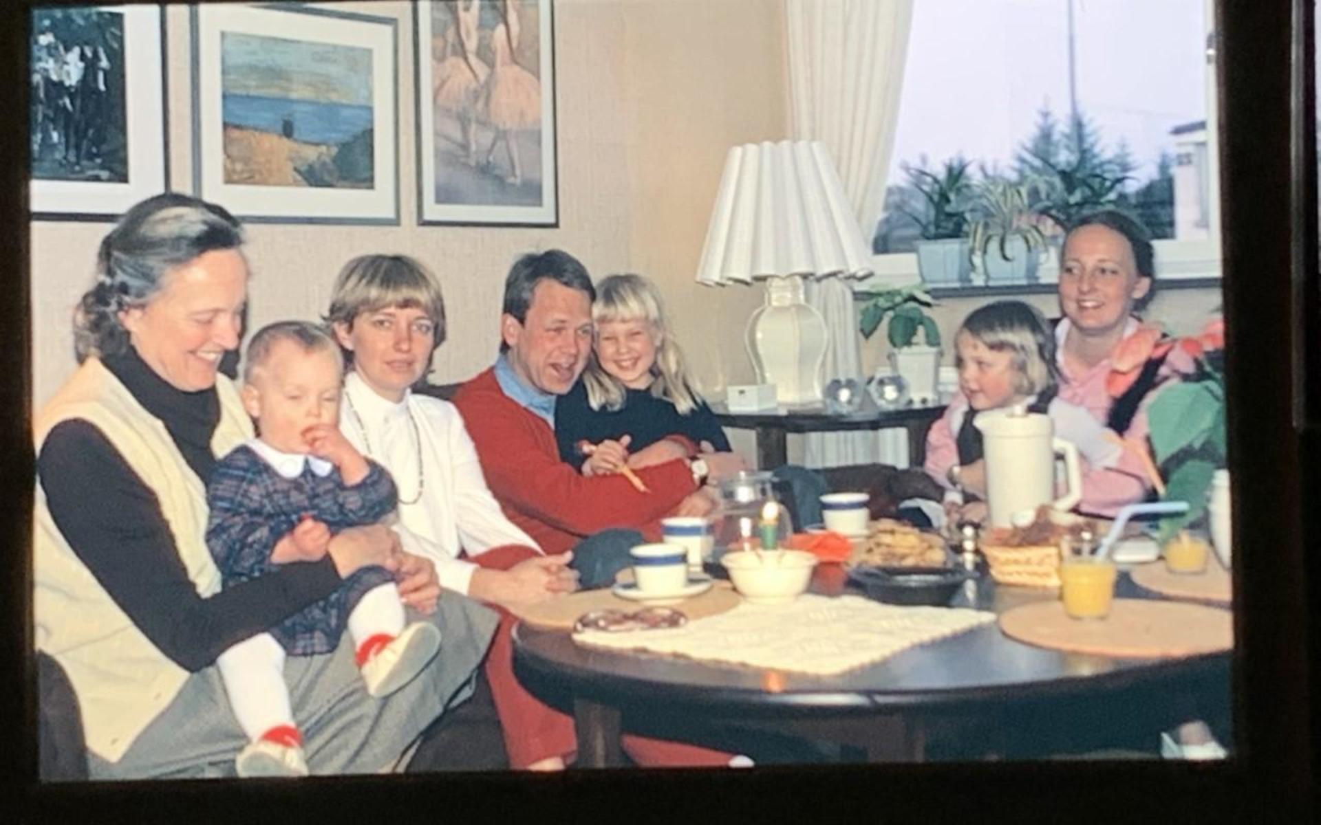 Det var den här bilden på bland andra Oskars föräldrar och systrar som kompisen Martin kunde identifiera. 