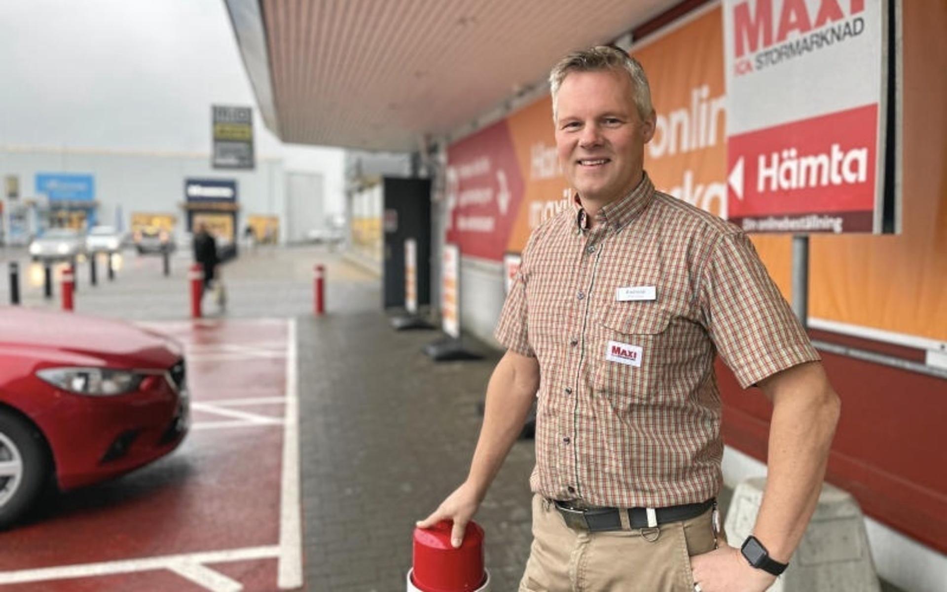 Andreas Mattsson är stf handlare på ICA Maxi i Kungsbacka och han ser en klar beteendeförändring hos kunderna. Många har med sig egna bärkassar.