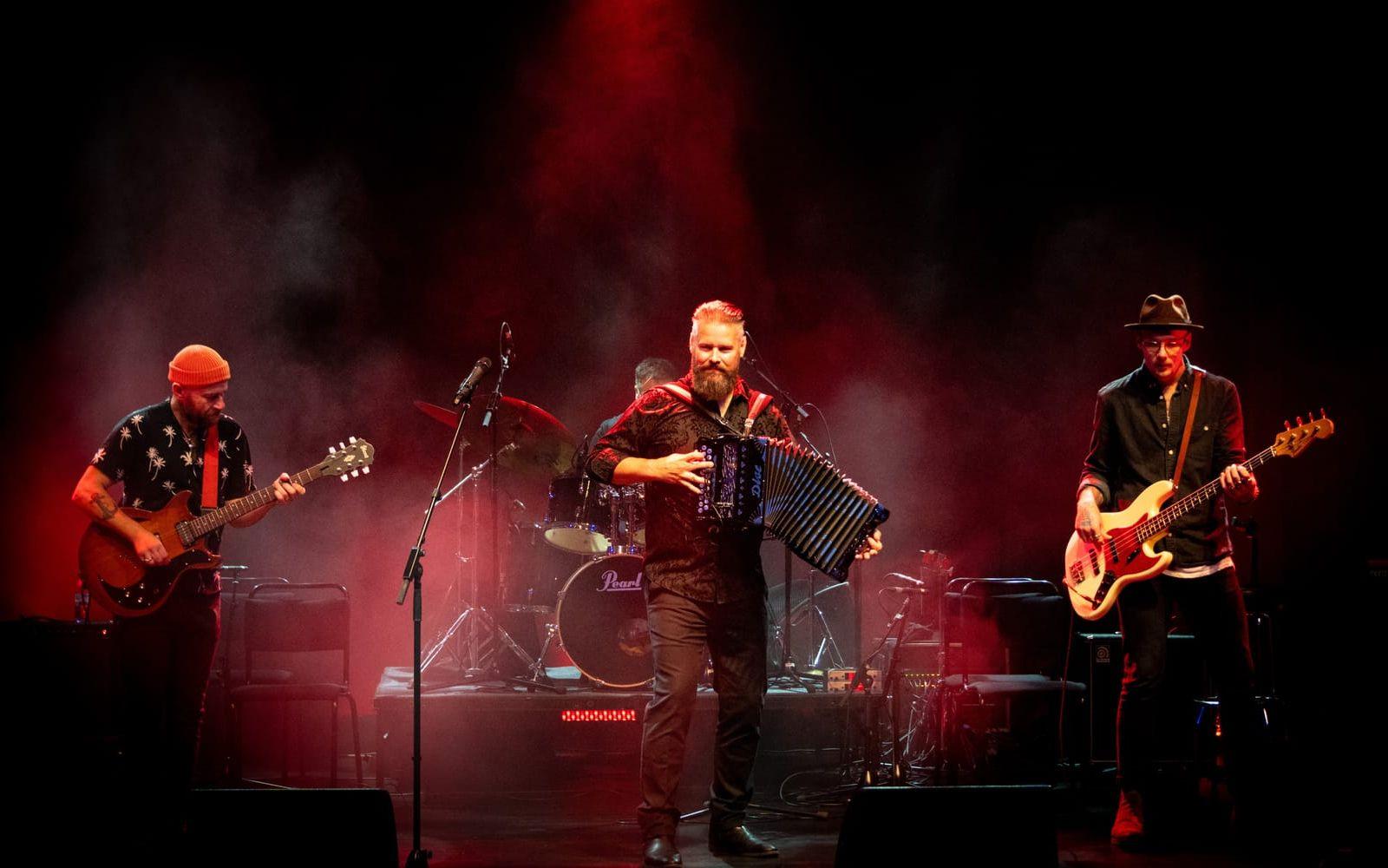 Hårdsvängande Lars Karlsson Band framträdde också under kvällen. 