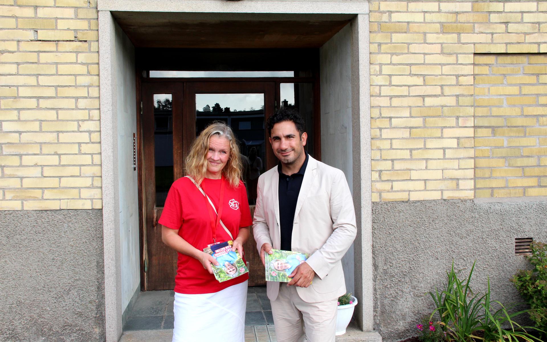 Ardalan Shekarabi tillsammans med Magdalena Sundqvist, kandidat till kommunfullmäktige. 