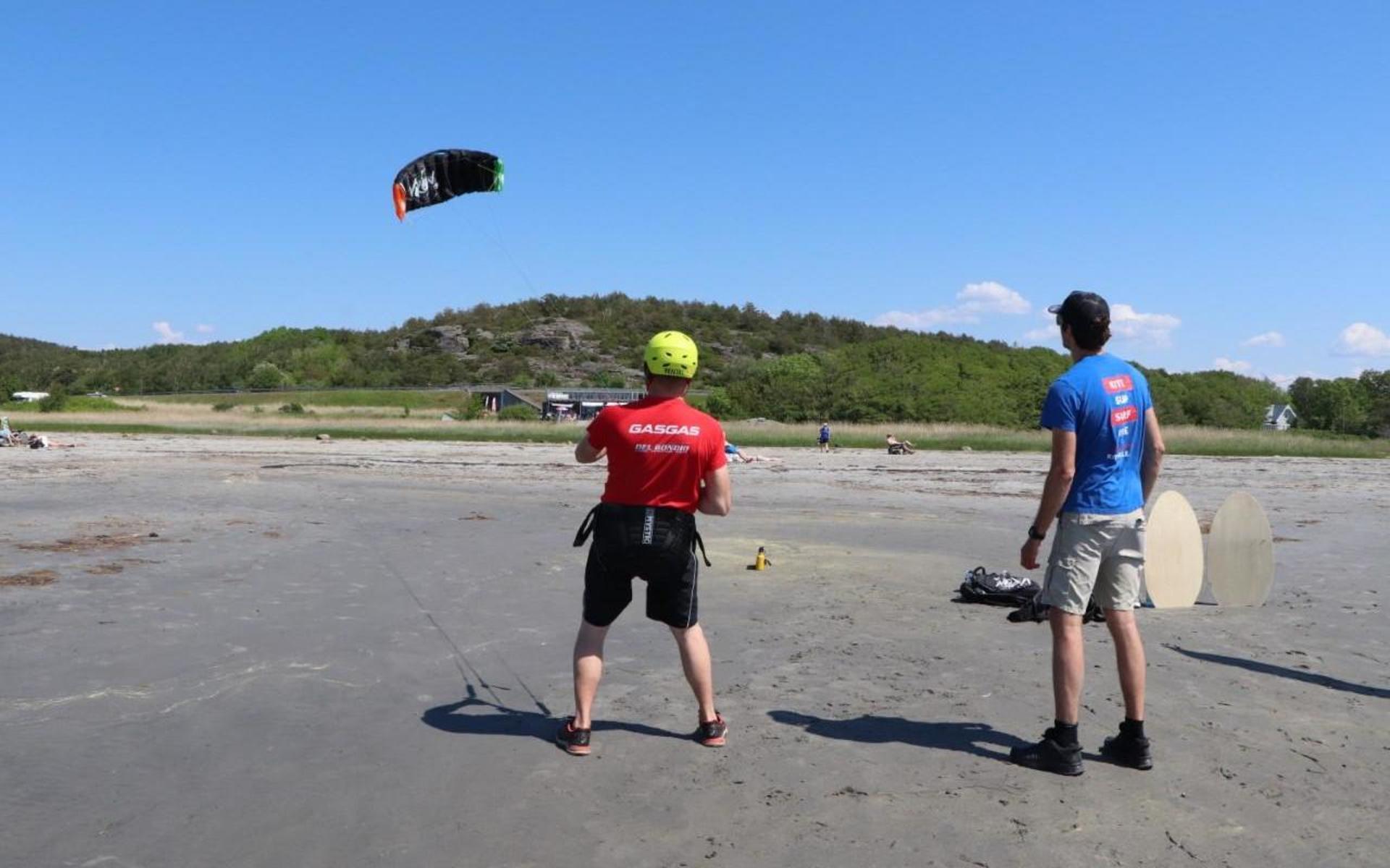 Efter en intensivkurs på tio timmar brukar man kunna kitesurfa, säger Charles Kallin. 
