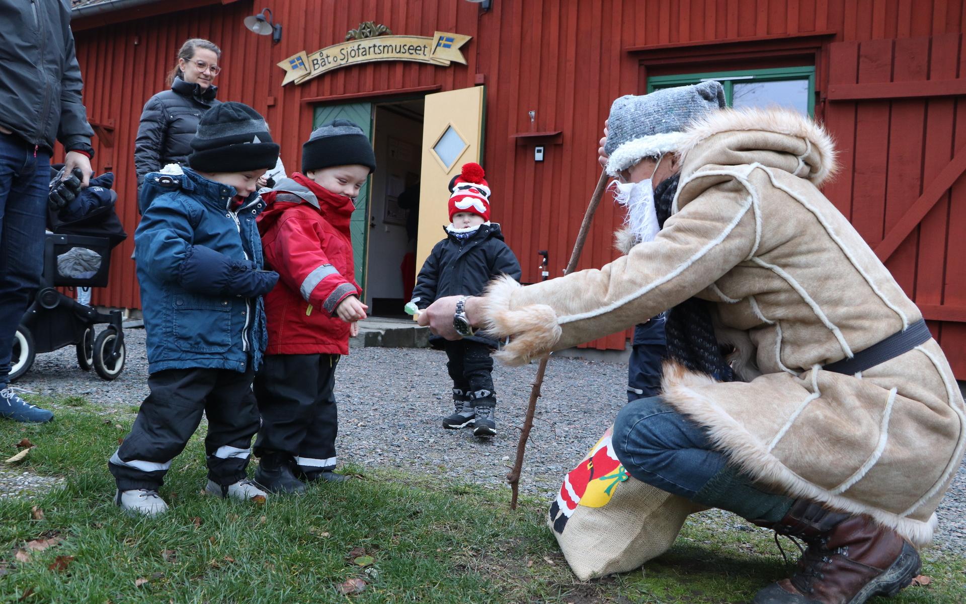 Tvillingarna Gustaf och Oscar får träffa jultomten.