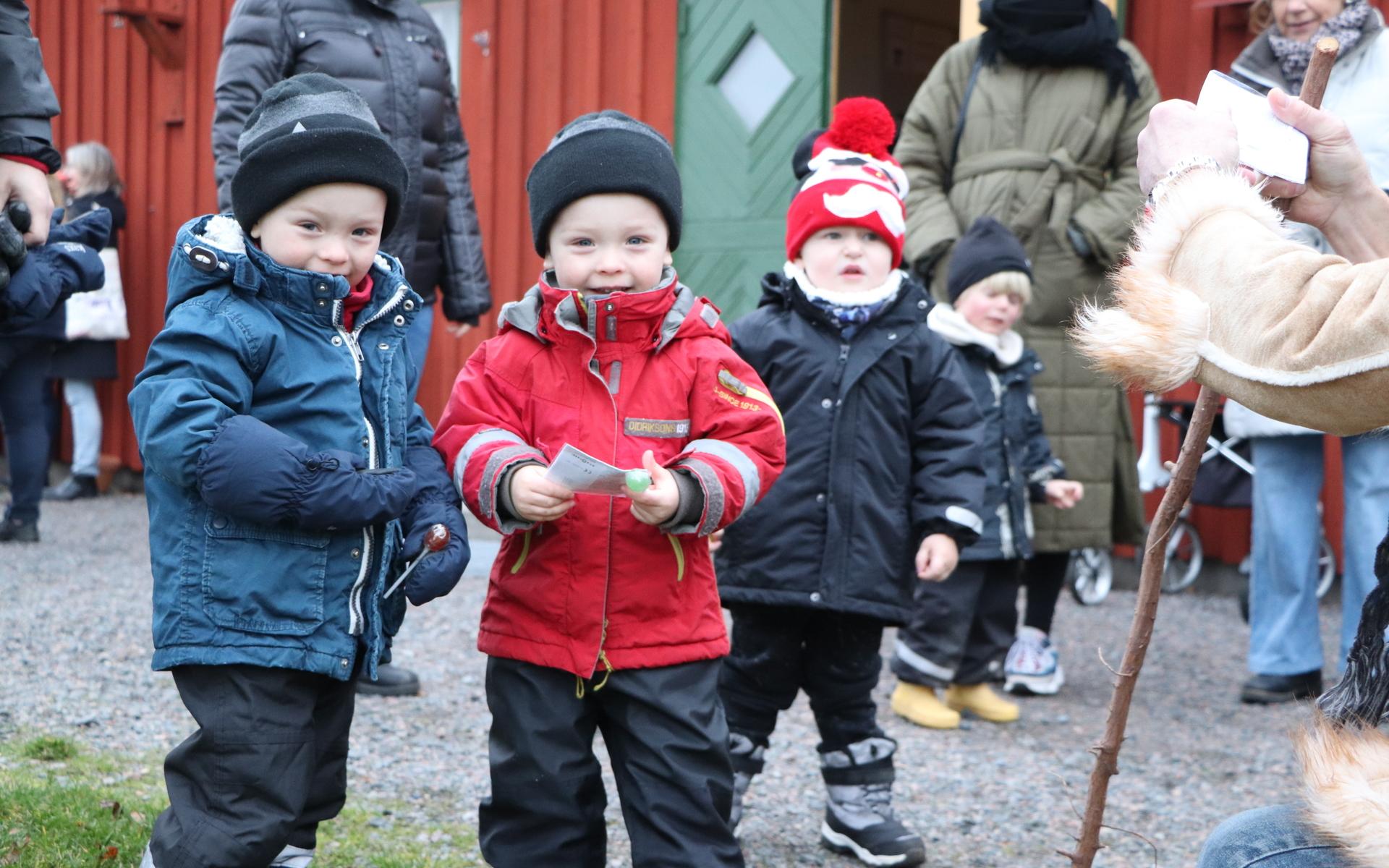 Tvillingarna Gustaf och Oscar, 3 år, är på den här julmarknaden för första gången men de brukar vara på båtmuseet för de gillar båtar.