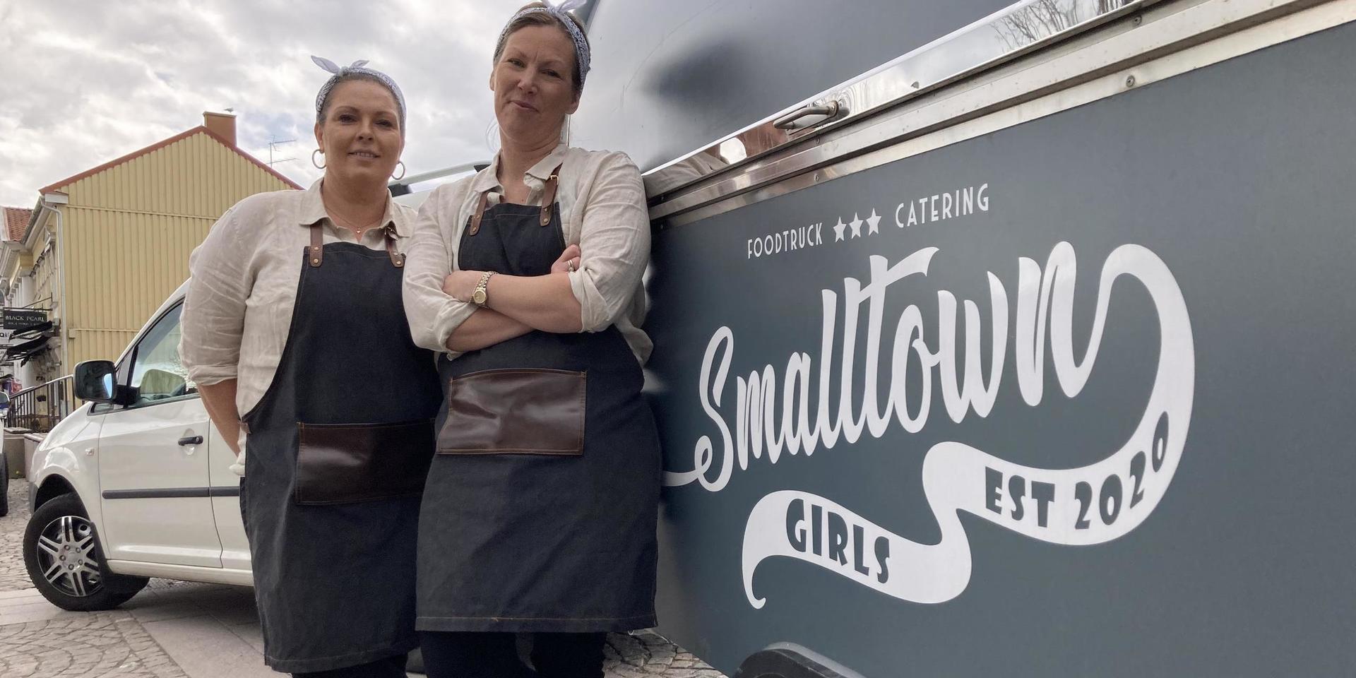 Jessica Bomgren och Emma Slätt driver Small Town Girls och säljer burgare och wraps, bland annat från Badhusparken. De välkomnar nya enklare regler för matvagnarna. 