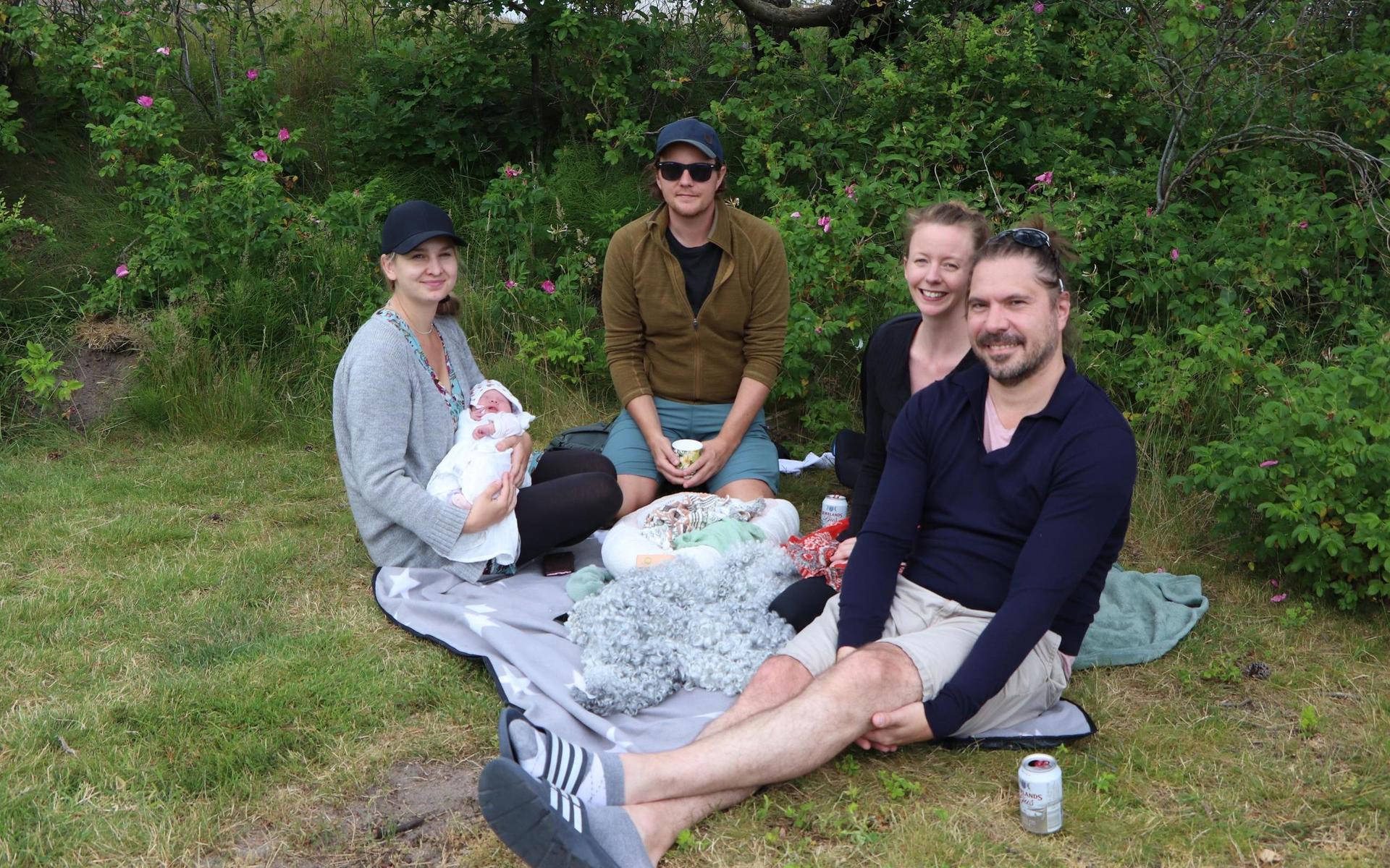Linnea Osvald, syskonen Timmy och Linnea Madsen och Stefan Baka har lite picknick vid firandet. 