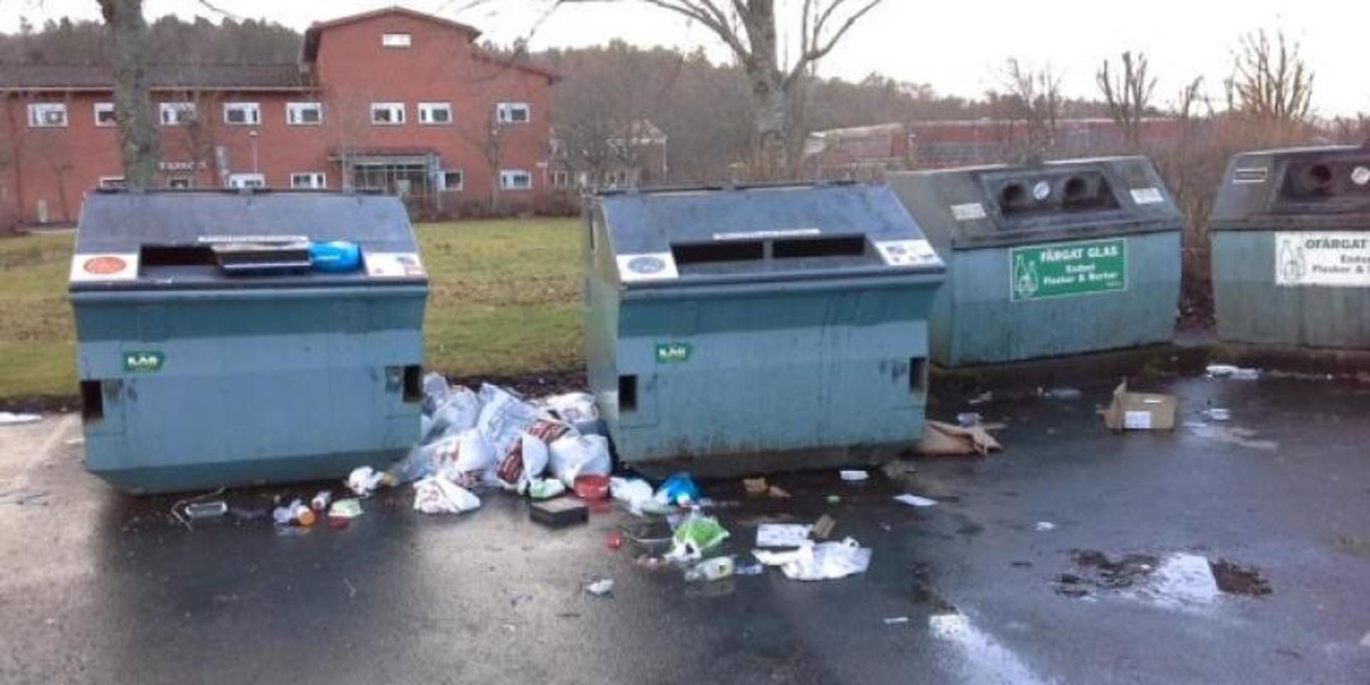 Containrarna har varit överfulla av skräp emellanåt. Nu får inte återvinningsstationen i Särö vara kvar eftersom den inte haft bygglov. Arkivbild: Privat