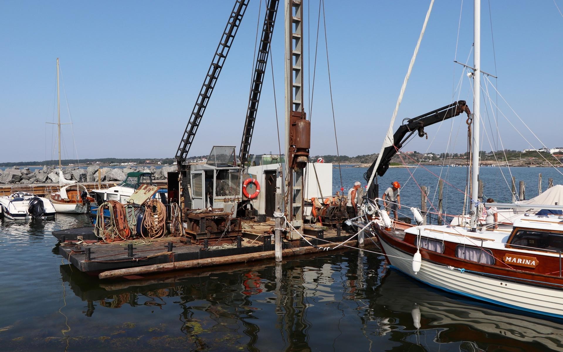 En pålpråm som var i hamnen och jobbade kunde snabbt rycka in och hjälpa ägarna till fritidsbåten att få upp den från botten.