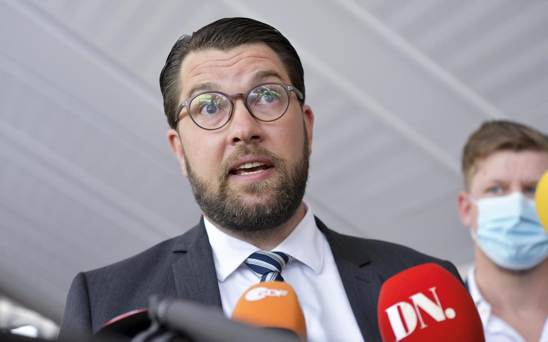 Sverigedemokraternas partiledare Jimmie Åkesson (SD) anländer till misstroendeomröstningen i riksdagen.