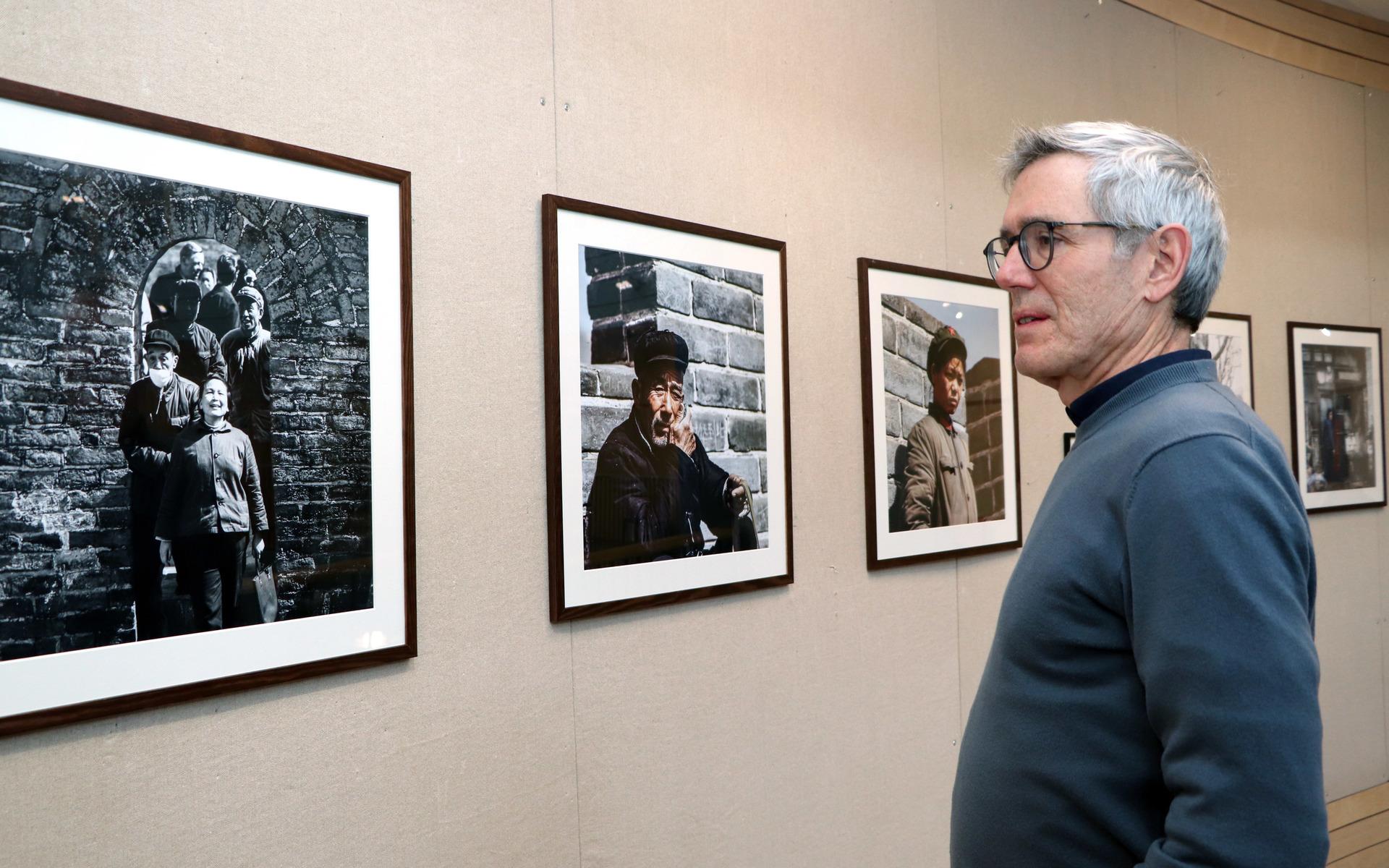 Jens framför sina egna favoritfoton. Han berättar att det även finns många fotografier från Moskva under Sovjettiden. 