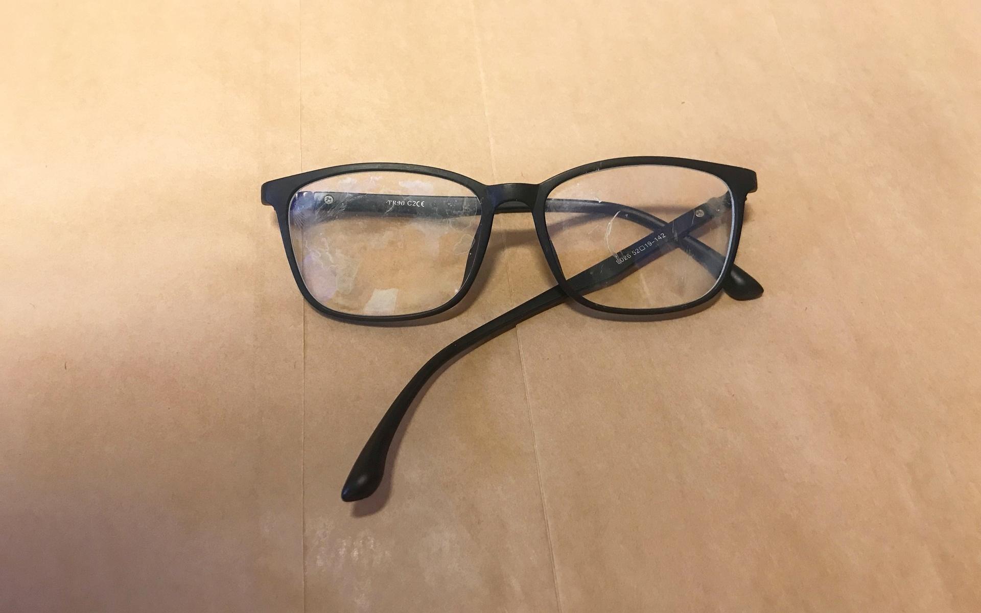 Glasögonen som också hittades på platsen.
