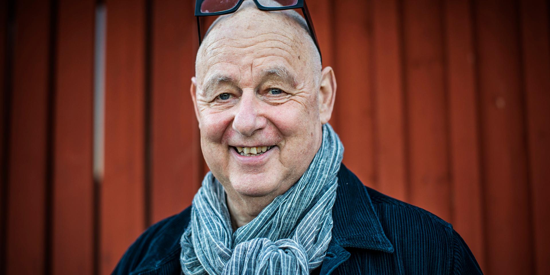 Gert Wingårdh är arkitekt och programledare, han menar att fenomenet man cave kan ha att göra med att svenskarna får det bättre ställt. 