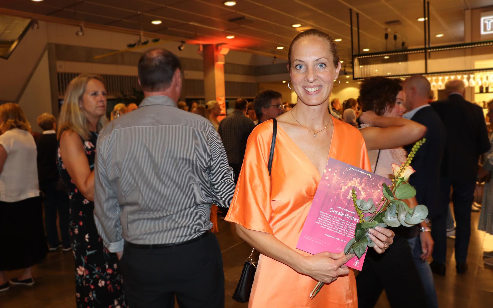 Onsala Pirates tog emot pris som Årets förnyare. En glad Johanna Sodéus (ordförande i föreningen) tog emot utmärkelsen. 