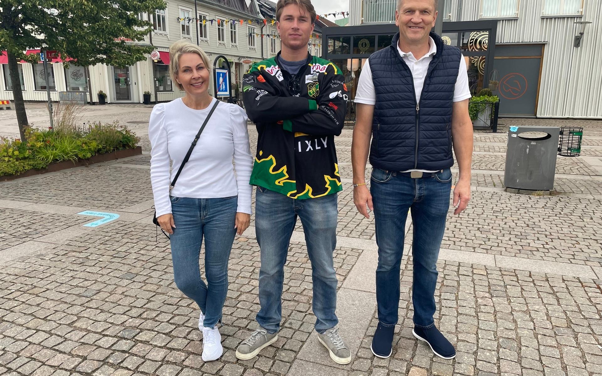 Mamma Kristin och pappa William var med när sonen besökte Kungsbacka och Frillesås för första gången.