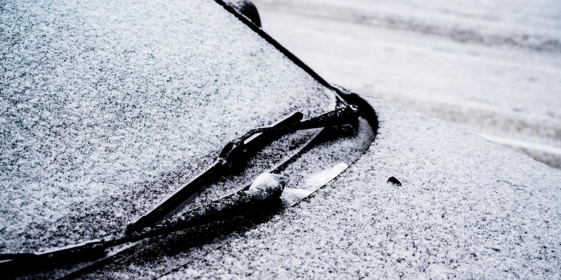 Den kalla polarluften drar in över Kungsbacka under helgen och kan ta med sig snö – men också lämna utrymme för några solglimtar. Det gäller dock att vara försiktig på vägarna, det kan bli riktig halt.