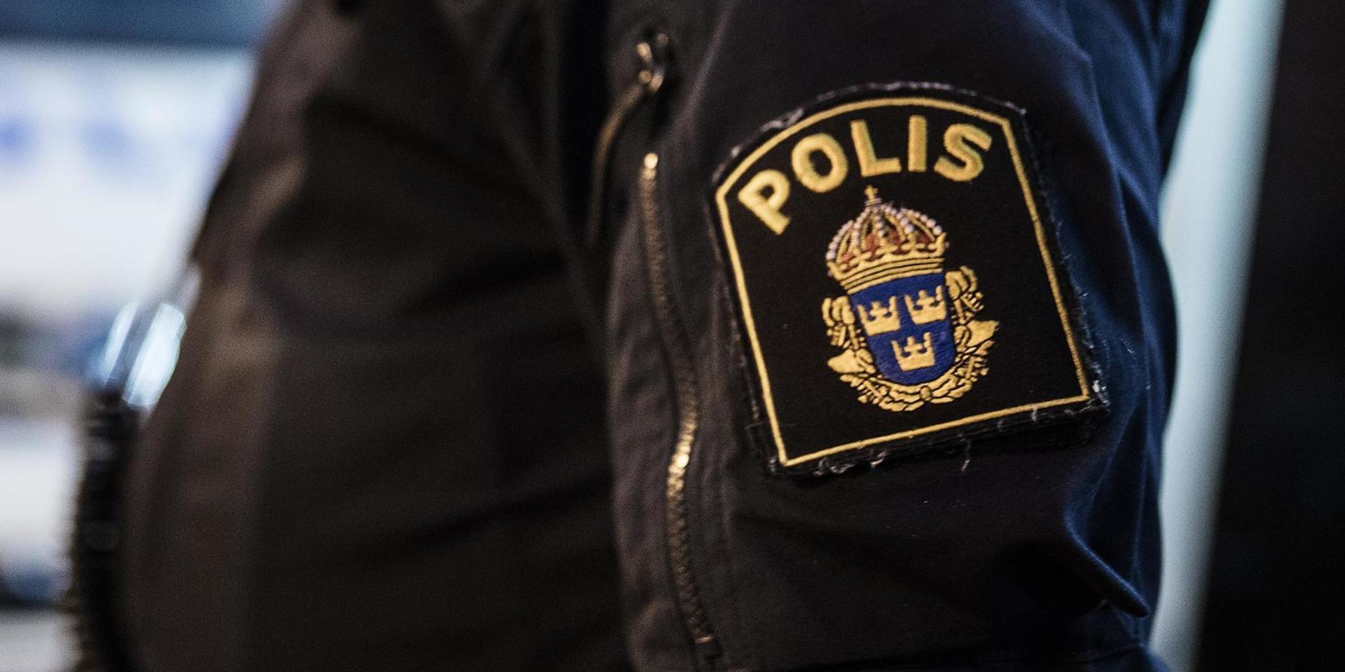 Polisen stannade en mopedist på Göteborgsvägen i Kungsbacka under tisdagen. Han misstänks nu för flera brott.