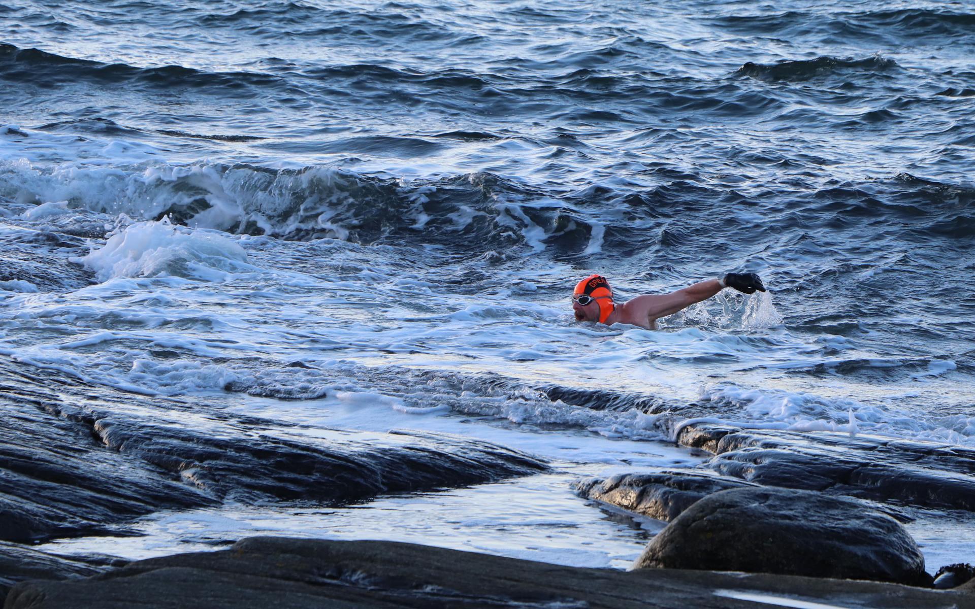 En simtur i havet den 10 februari är inga konstigheter för Robert Rundqvist från Åsa. 