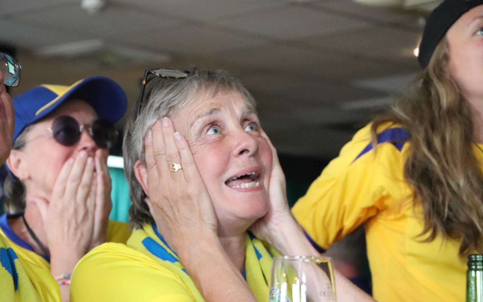 Ann Larsson utbrister ”Nej vad nära” när svenskarna var nära på att lägga in ett andra mål mot Kanada. 