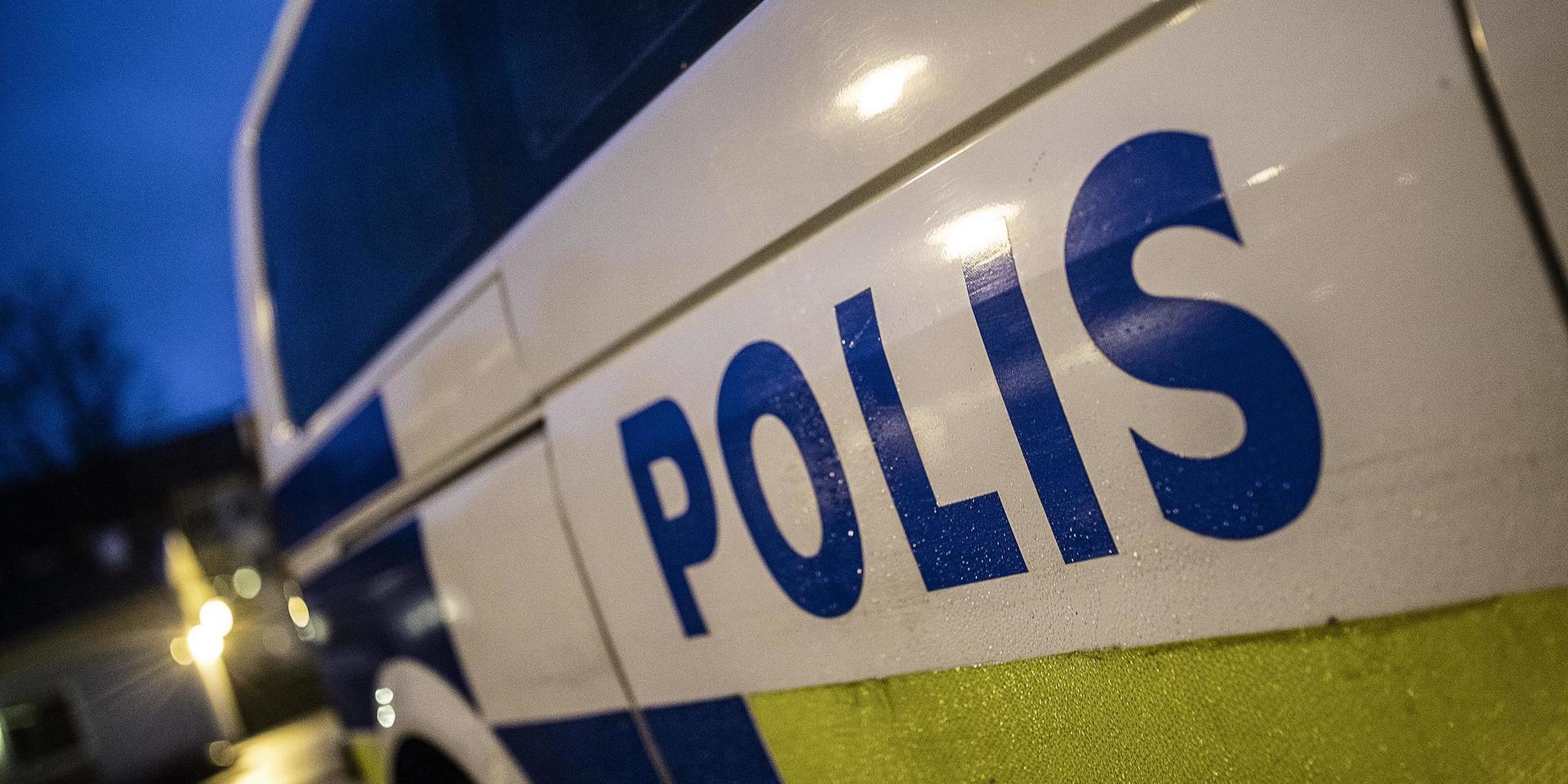 Tre ung män misstänks för olaga hot och skadegörelse efter att ha kommit oinbjudna på en fest i Älvsåker under natten till söndagen.