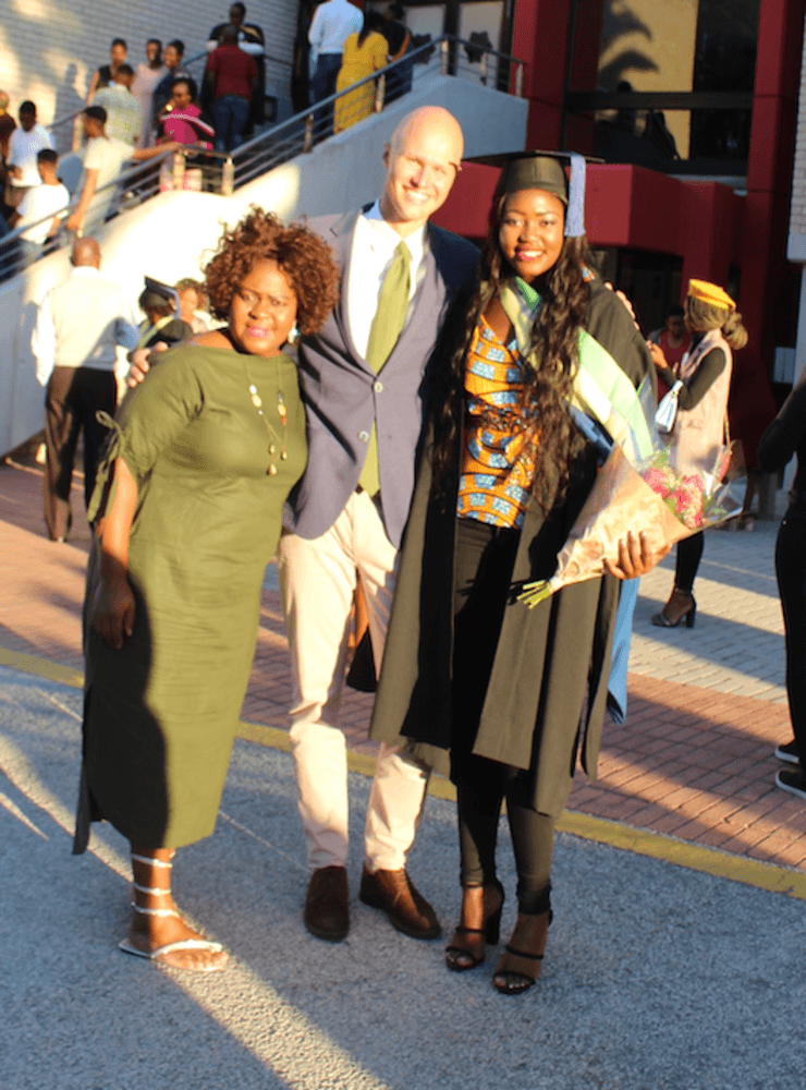 Desirees mamma och Daniel var med när hon tog sin första examen i Port Elizabeth. Bild: Privat.