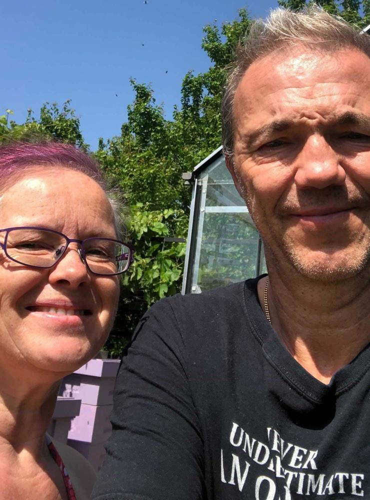Ewa Nordin och Mikael Bjusen är två bi-entusiaster i Kungsbacka och frivilliga i Svärmjouren som rycker ut när bin uppehåller sig på olämpliga platser.