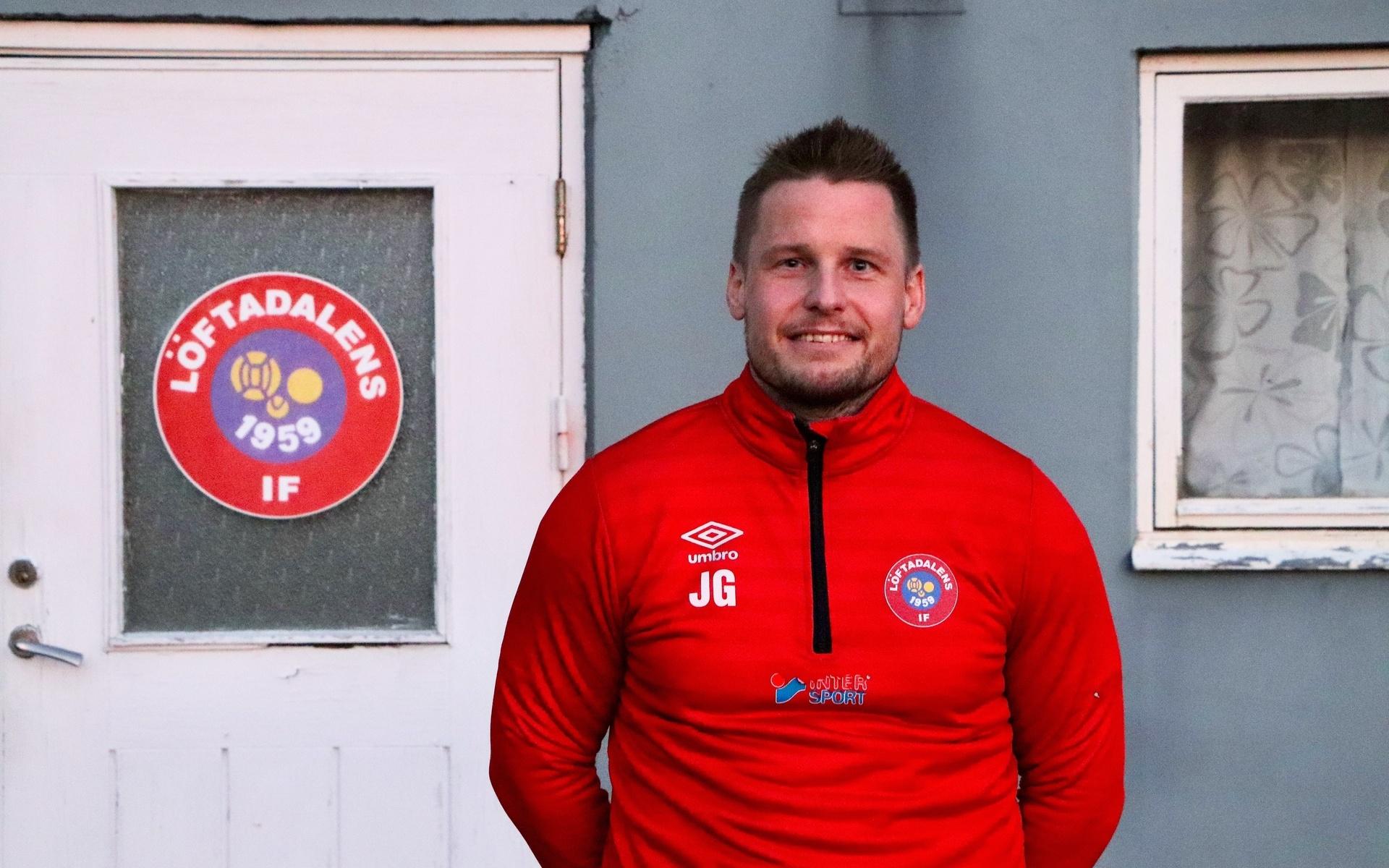 Skyttekungen Johan Gunnarsson, 34 år, tänkte lägga fotbollsskorna på hyllan men nu är han inne på sitt tredje år med Löftadalens IF.