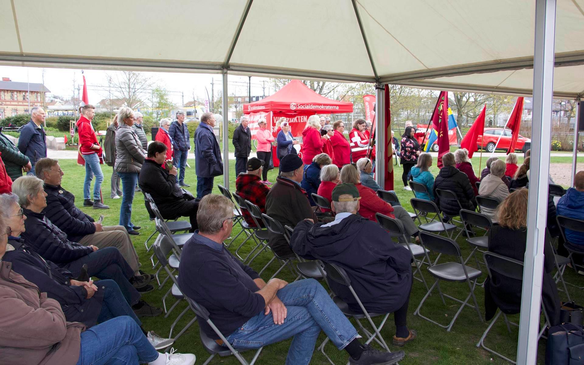 Ungefär 150 personer besökte Socialdemokraternas förstamajfirande i Badhusparken.