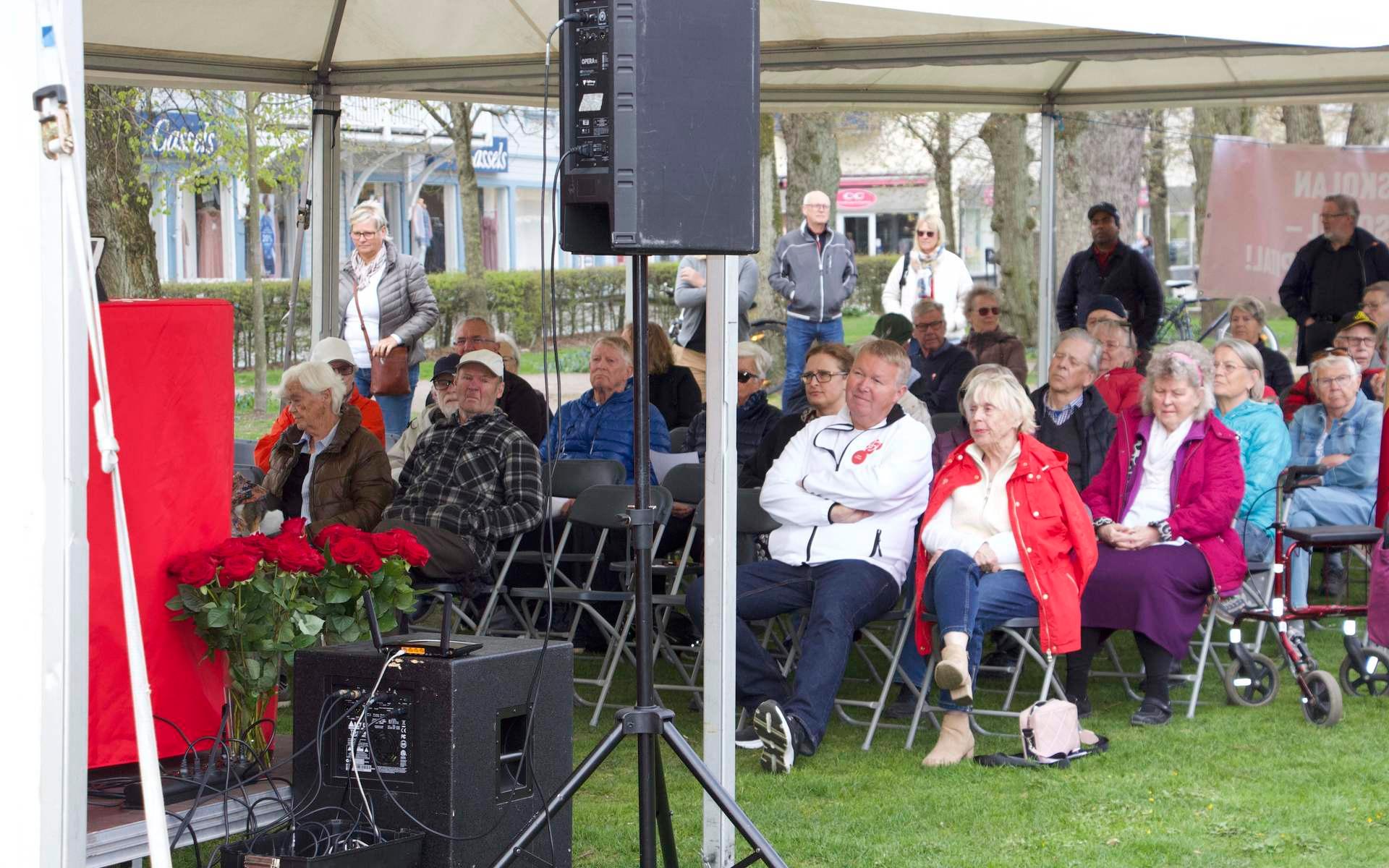 Ungefär 150 personer besökte Socialdemokraternas förstamajfirande i Badhusparken.