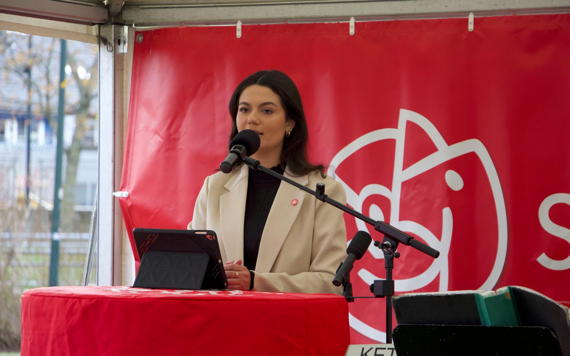 Hallands riksdagskandidat Aida Birinxhiku höll tal
