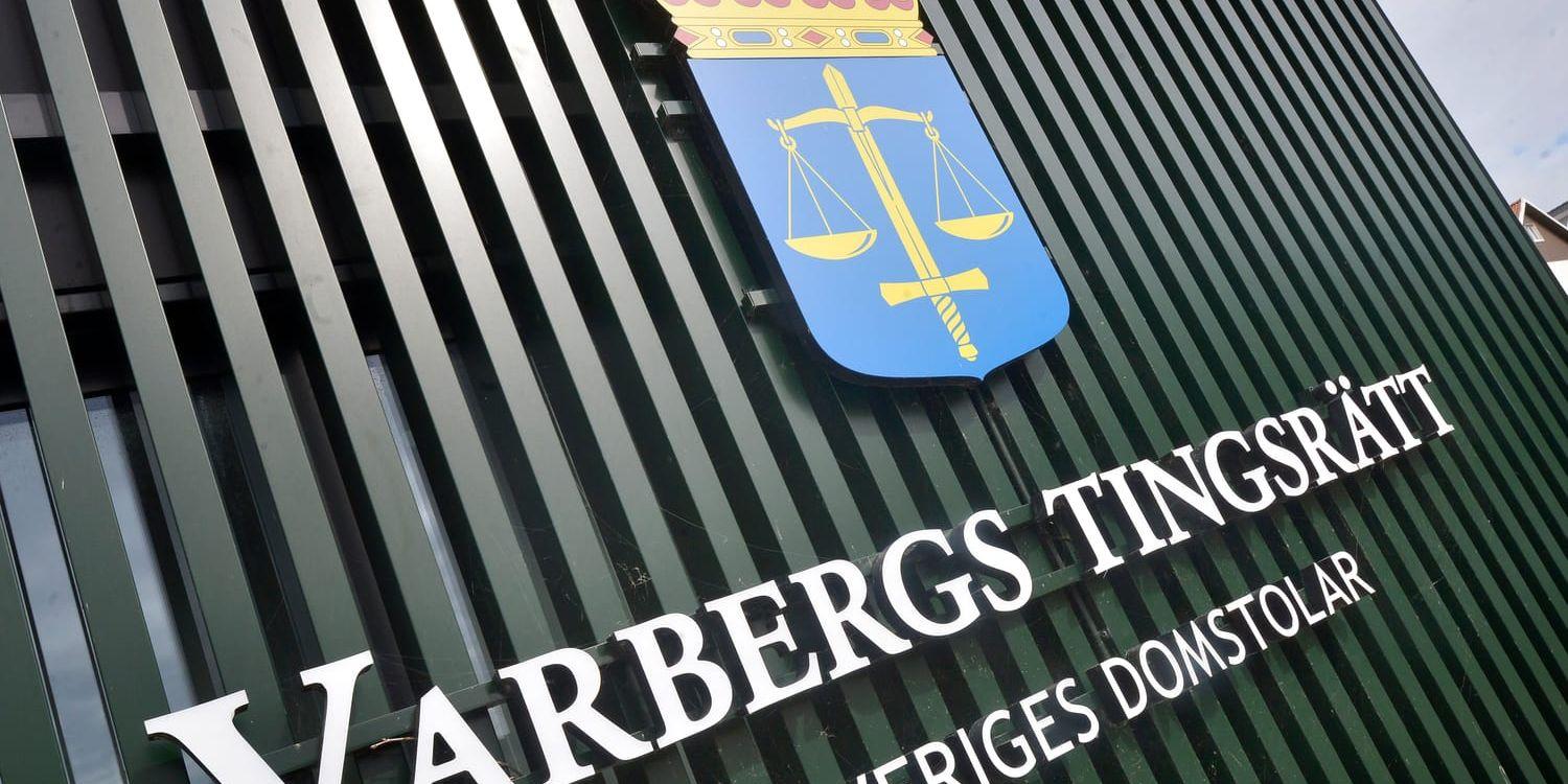 En kvinna åtalas vid Varbergs tingsrätt för att bland annat ha försökt bita en polis. 