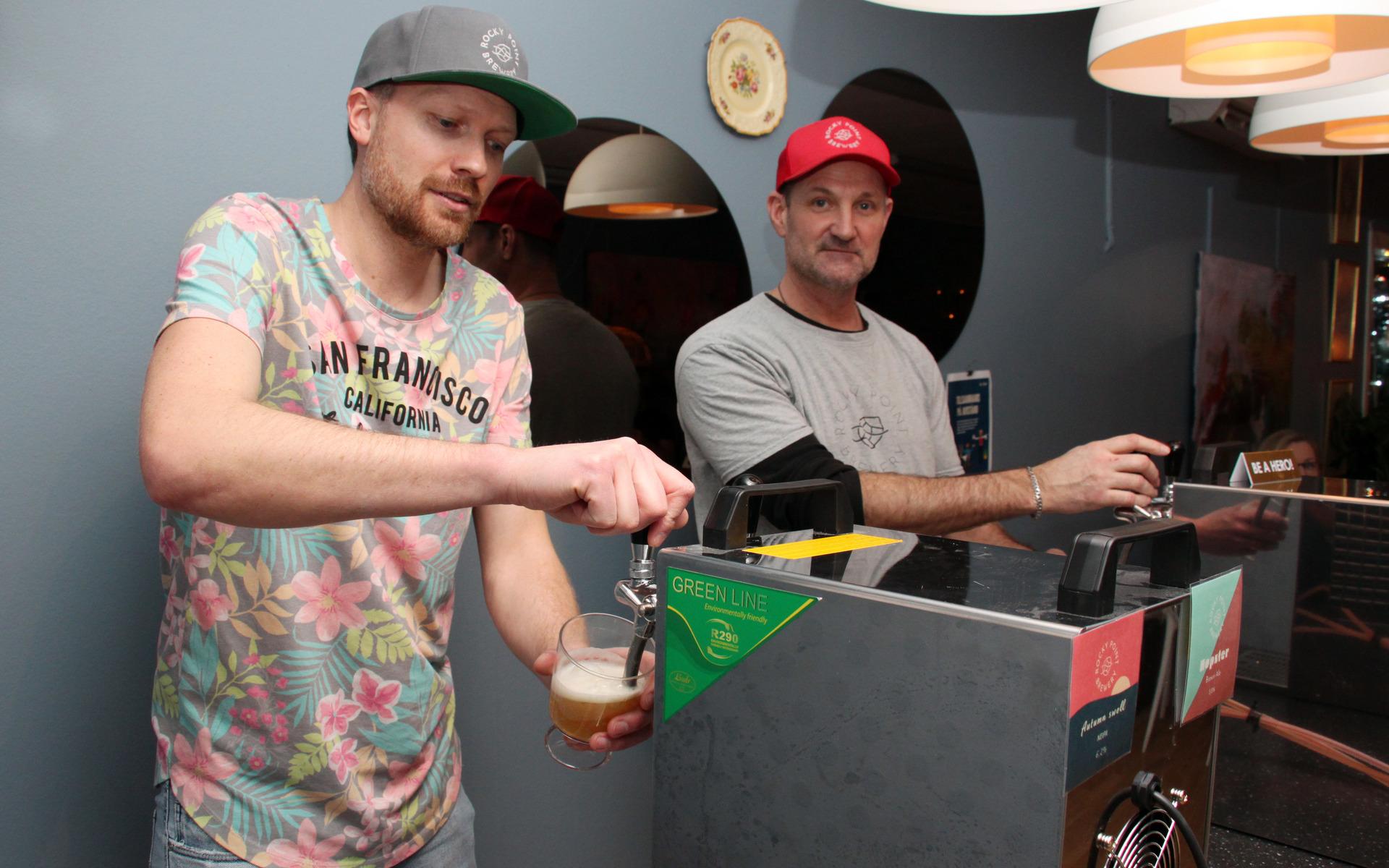 Stefan Hamrelius och Robin Stegmar är båda med i det gäng som tillsammans dragit igång Rocky Point Brewery i Åsa. 