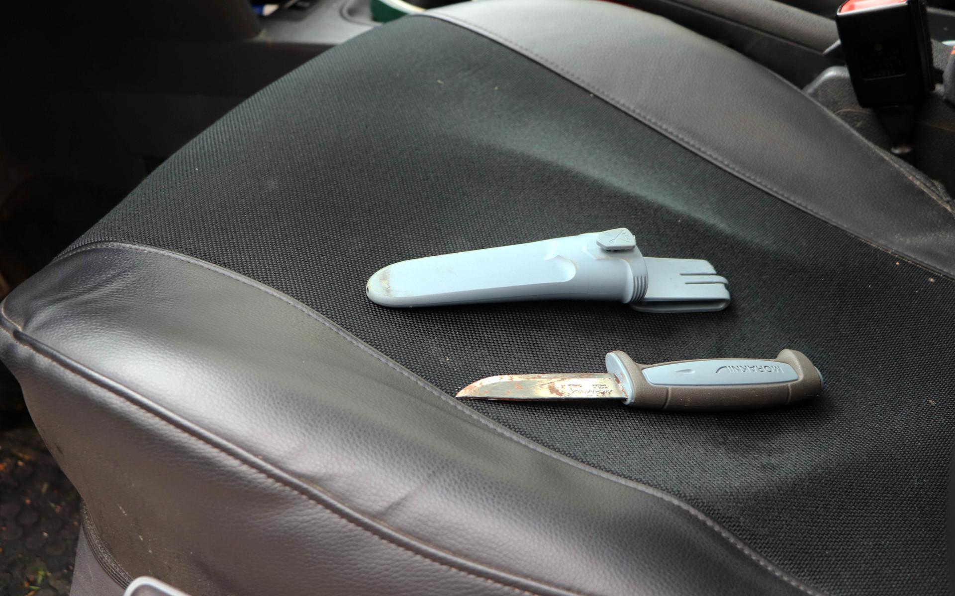 Enligt knivlagen får kniv eller stickvapen inte innehas i fordon på allmän plats. Samtidigt kan hänsyn tas till föremålets art samt innehavarens behov.  Obs, genrebild. 