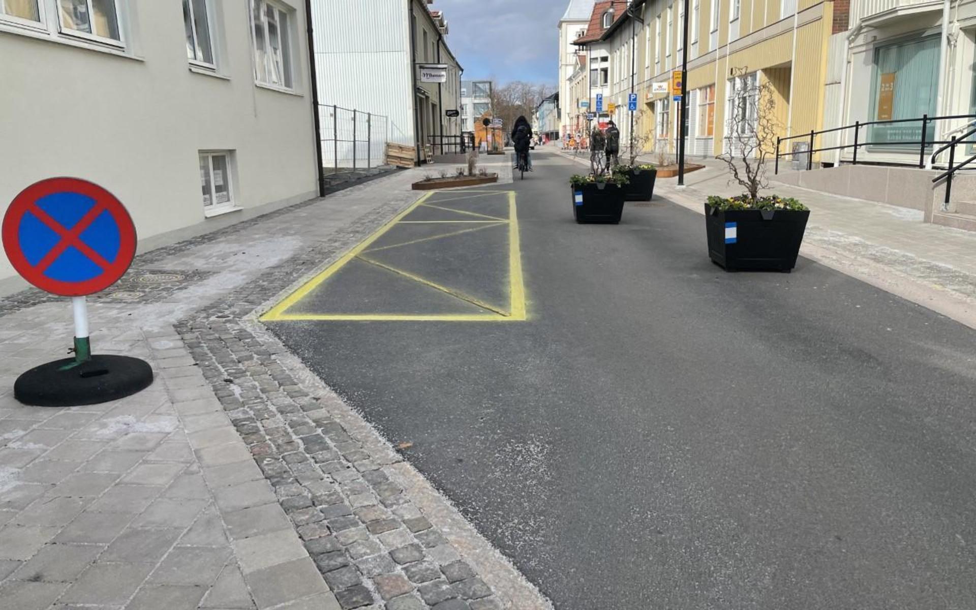 För att förtydliga har parkeringsrutorna målats gula. 