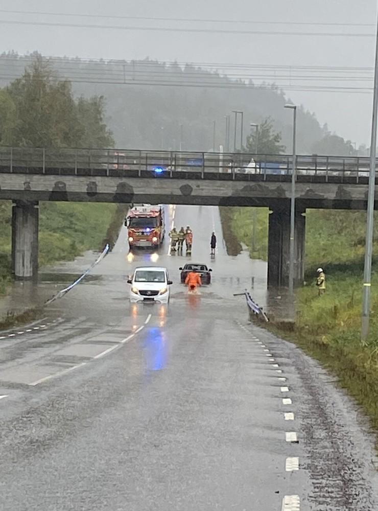 En bil fastnade i vattenmasorna under järnvägsbron på Tostaredsvägen i Fjärås vid lunchtid på fredagen.