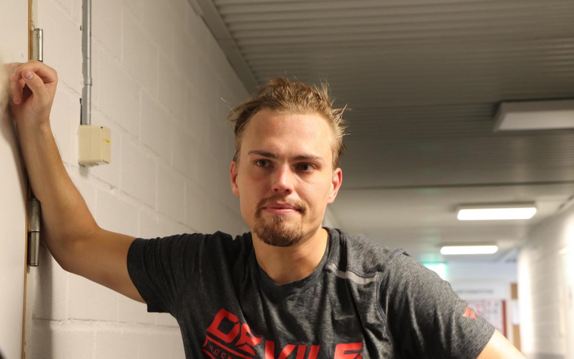 Hockeystjärnan Andreas Johnsson är hemma i Kungsbacka under sommaren och tränar i ishallen tillsammans med flera andra hockeyspelare.